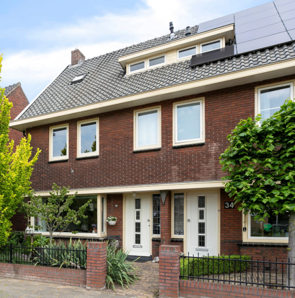 Jendela Besar Berbingkai Kayu